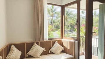 Quarto standard, 1 cama King | Área de estar | Smart TV 42 polegadas com canais digitais