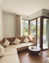 スタンダード ルーム キングベッド 1 台 | リビング エリア | 42 インチのスマートテレビ (デジタル放送視聴可)