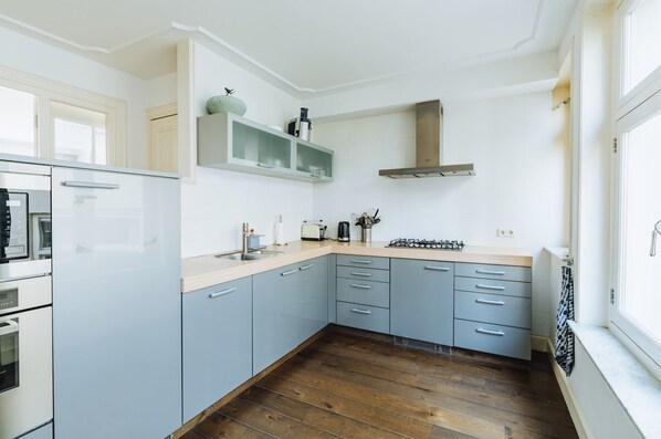 Private kitchen - Staal House-your cozy Amsterdam getaway nestled in the heart of the city. (Amsterdam)