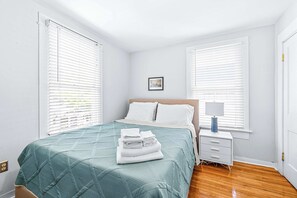 3 Schlafzimmer, Schreibtisch, Bügeleisen/Bügelbrett, WLAN