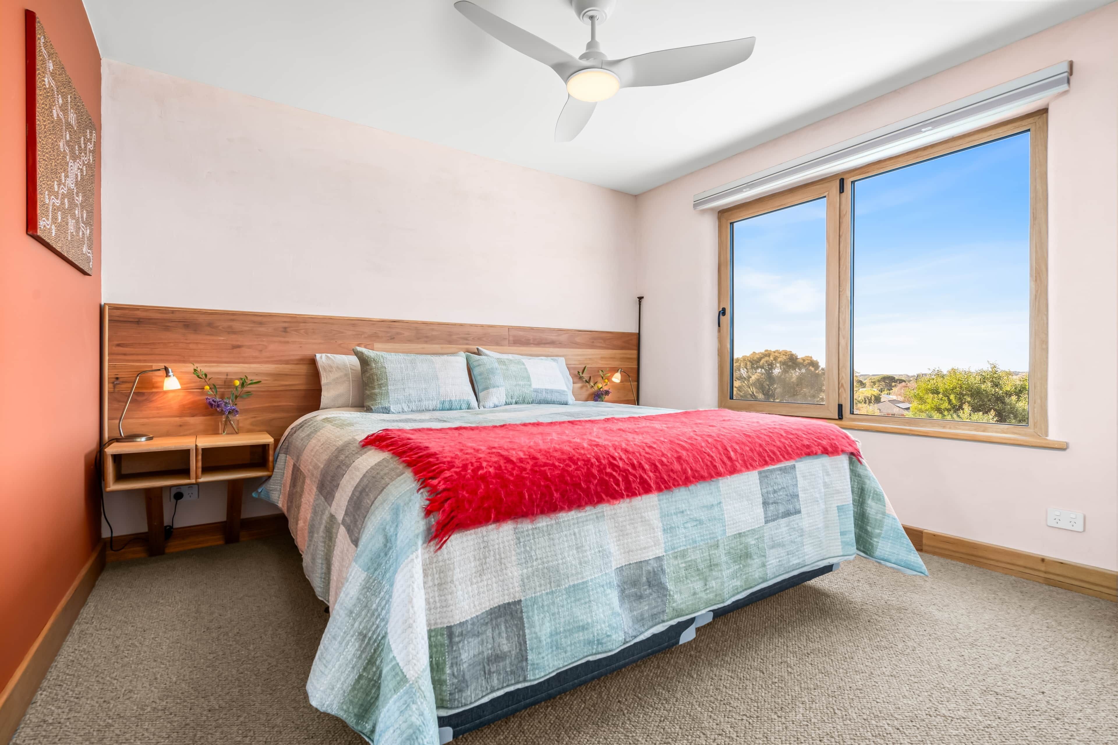 Skrivebord, strykejern/-brett, wi-fi (inkludert) og sengetøy