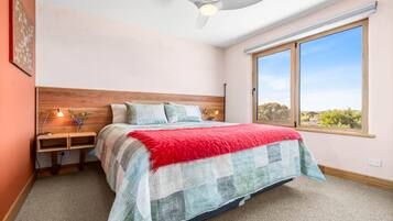 Skrivebord, strykejern/-brett, wi-fi (inkludert) og sengetøy