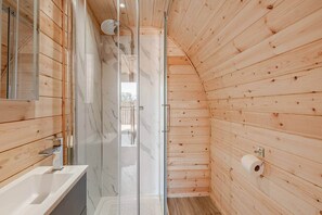 Bathroom - Livi Family Pod - hot tub (Thirsk)