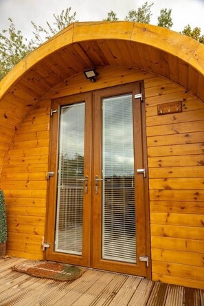 Exterior detail - Livi Family Pod - hot tub (Thirsk)