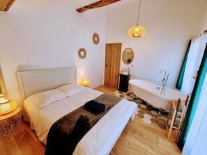 Strykejern/-brett, internettilgang og sengetøy