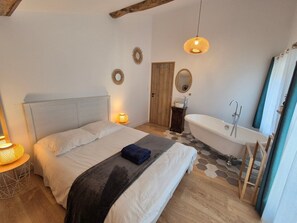 Iron/ironing board, Internet, bed sheets