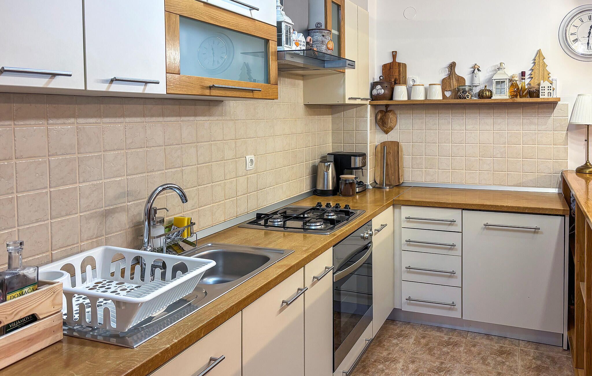 Coffee/tea maker, fridge, oven, stovetop