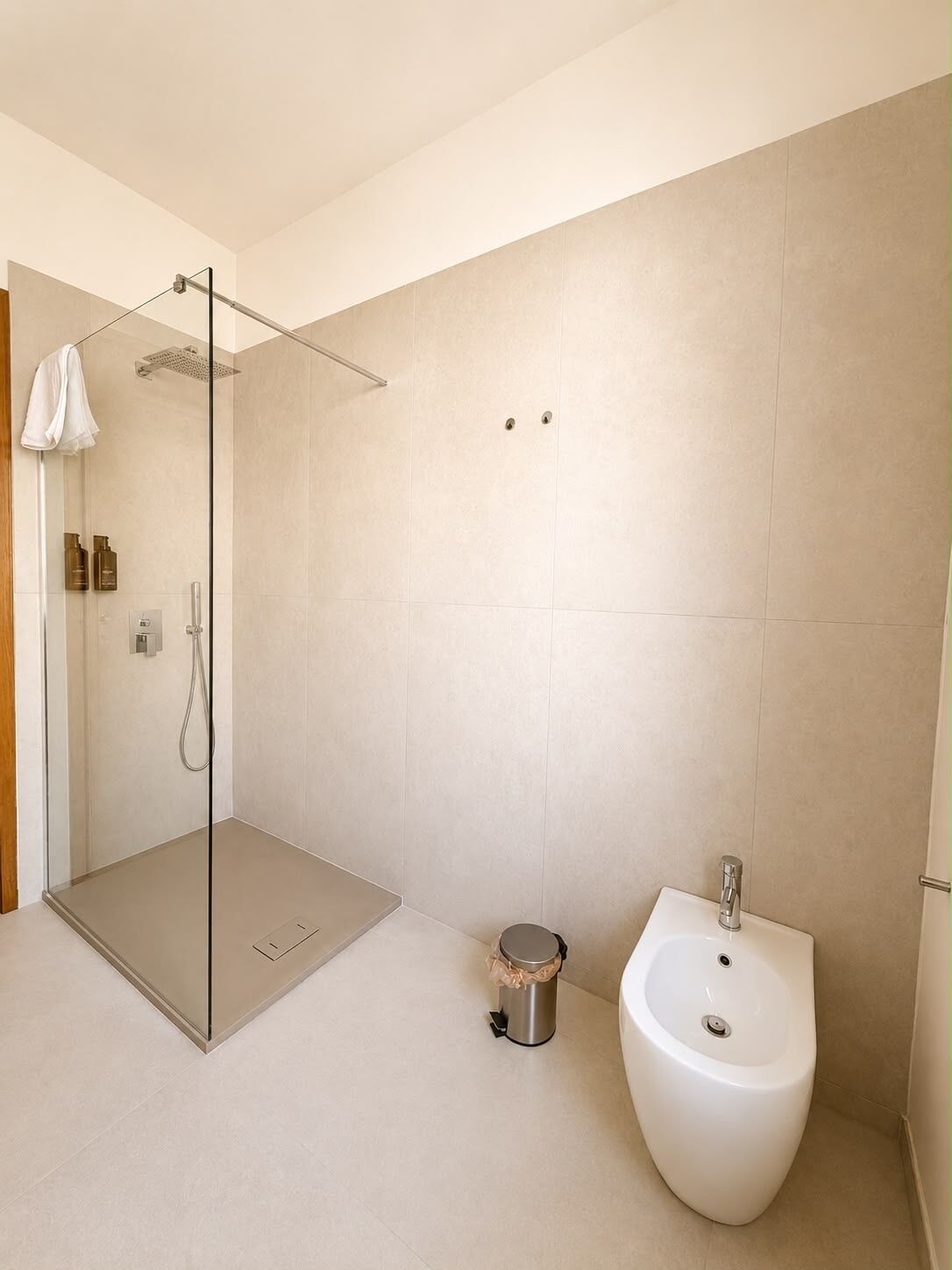 Sèche-cheveux, bidet, serviettes fournies, savon