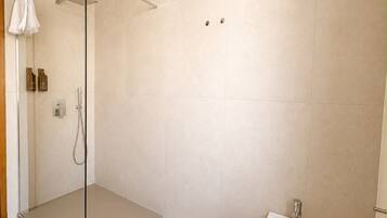 Sèche-cheveux, bidet, serviettes fournies, savon
