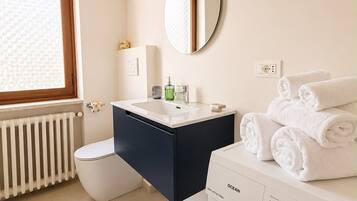 Haartrockner, Bidet, Handtücher, Seife