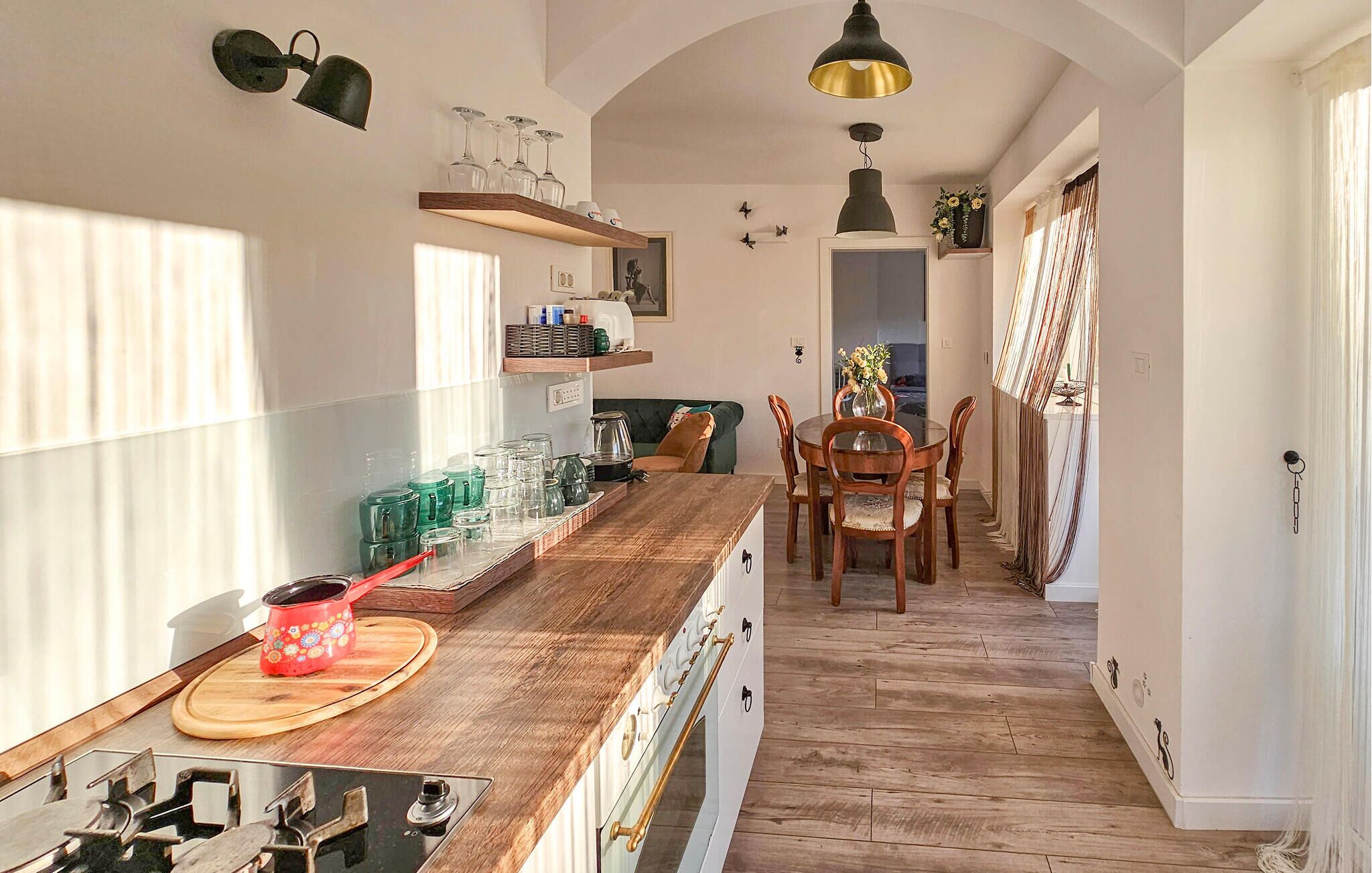 冷蔵庫、オーブン、コンロ、食器洗い機