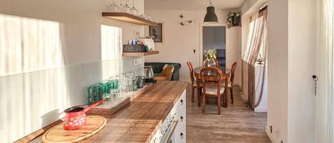 Fridge, oven, stovetop, dishwasher