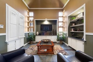 Interior - Heart of Scottsdale*Pool*Balcony*Smart TV*Gym*BBQ (Scottsdale)