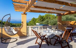 Outdoor dining - Beautiful home in Supetar with WiFi (Supetar)