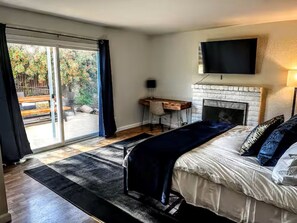 Tabla de planchar con plancha, wifi y ropa de cama