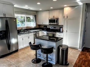 Microwave, oven, stovetop, dishwasher - Casa Tranquila - Lovely 5-bedroom house, Mountain views in charming Escondido (Escondido)