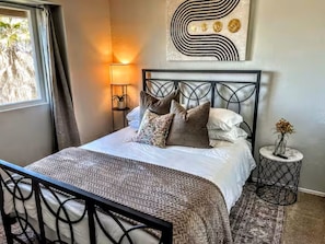 5 bedrooms, iron/ironing board, WiFi, bed sheets - Casa Tranquila - Lovely 5-bedroom house, Mountain views in charming Escondido (Escondido)