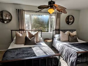 Tabla de planchar con plancha, wifi y ropa de cama