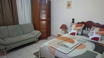 Ferros/tábuas de passar roupa, acesso à internet, roupa de cama