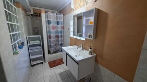 Secador de cabelo, toalhas de banho, sabonete, papel higiênico