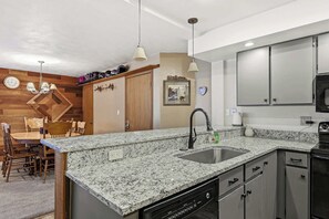 Fridge, microwave, oven, stovetop - Giant Steps 20 Ski In/Ski Out (Brian Head)