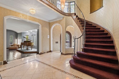 Detroit hidden gem: Elegant Palmer Woods Mansion With Spa+Retro Speakeasy
