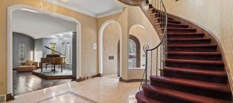 Detroit hidden gem: Elegant Palmer Woods Mansion With Spa+Retro Speakeasy