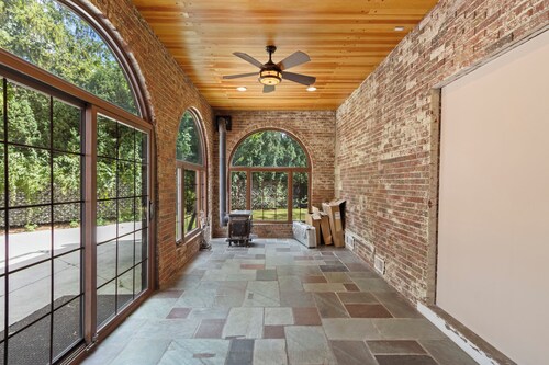 Detroit hidden gem: Elegant Palmer Woods Mansion With Spa+Retro Speakeasy