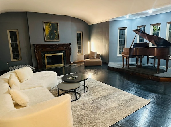 TV, fireplace