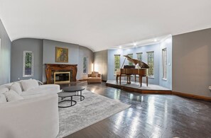 Televisión y chimenea 