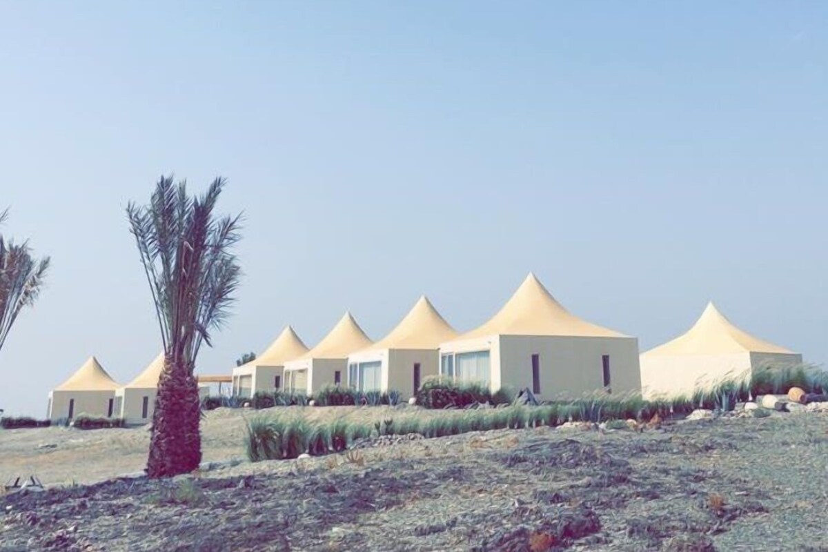 Een rij koepelvormige gebouwen met platte daken, waarschijnlijk onderdeel van een resort of hotel.