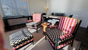 Interior - The Landing Pad - A Luxury Lakeside Getaway (Aurora)