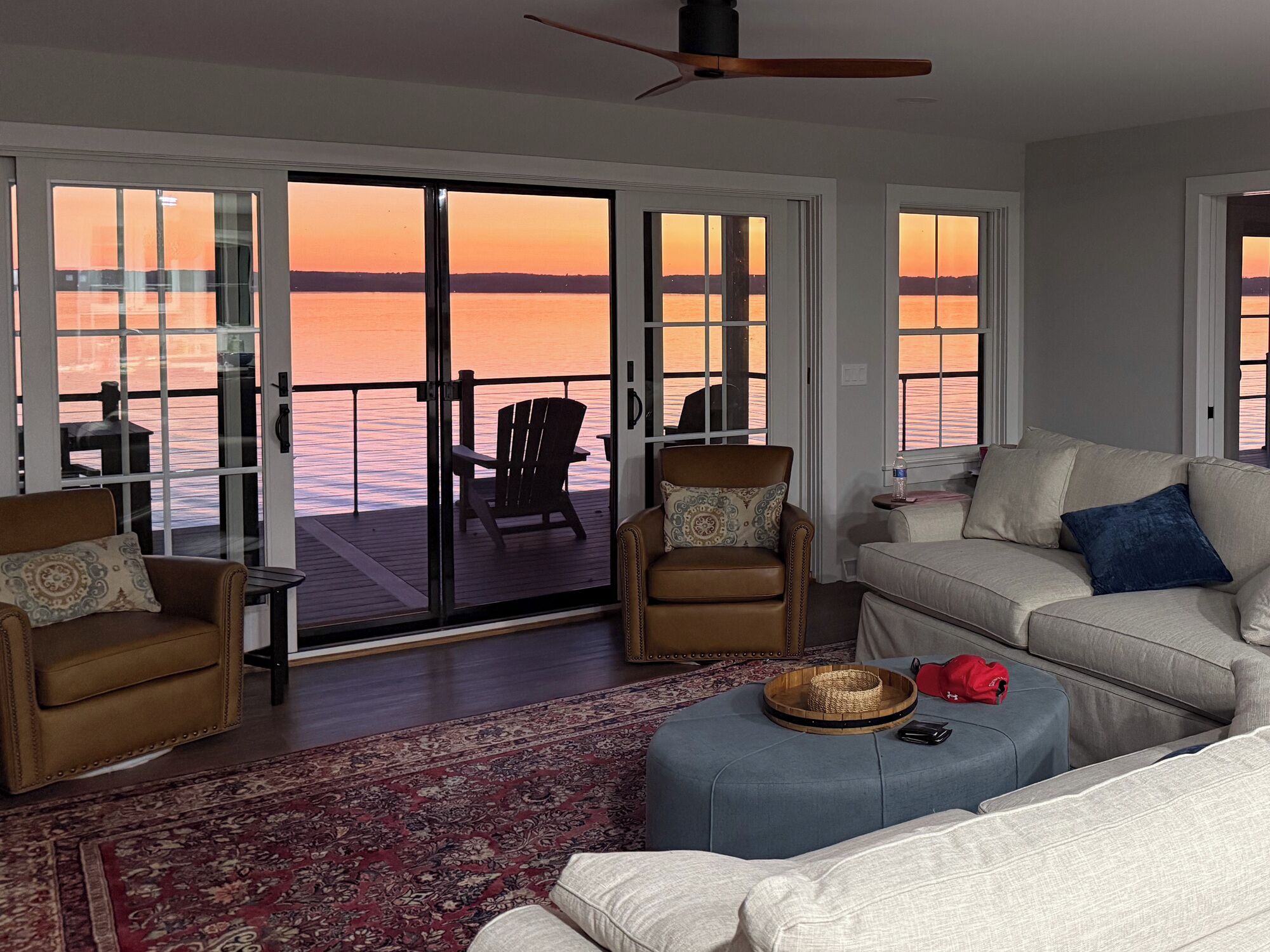 电视、壁炉、DVD 播放器、立体声音响