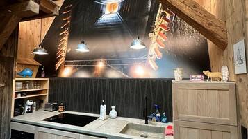 Mikrobølgeovn, ovn, kokeplater og oppvaskmaskin