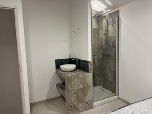 Chuveiro, toalhas de banho, papel higiênico