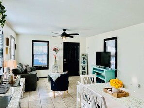 Smart TV, offices - Urban Aquarium,Home for 8 (Galveston)