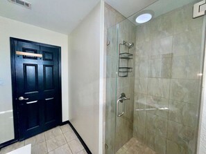 Shower, hair dryer, towels, soap - Urban Aquarium,Home for 8 (Galveston)