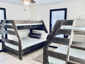 2 bedrooms, iron/ironing board, travel cot, free WiFi - Urban Aquarium,Home for 8 (Galveston)