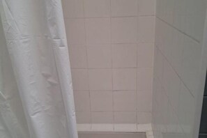 Shower, hair dryer, towels, soap - Charming town house with garden in the heart of Saintes (Saintes)