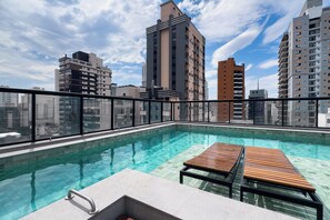 Outdoor pool - NIK Alves Guimarães by Wecare Hosting (São Paulo)