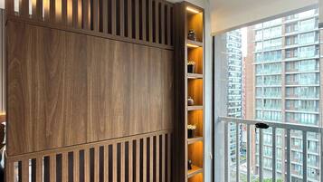 Deluxe Studio, City View | Living area