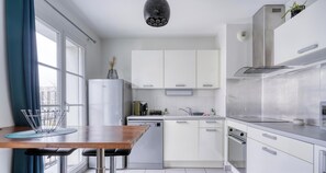 ثلاجة، ميكروويف، فرن، موقد طهي مسطح