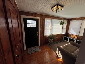 Living area - Welcoming 3-bedroom house with AC in charming Pennsauken (Pennsauken)