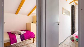 Iron/ironing board, internet, bed sheets