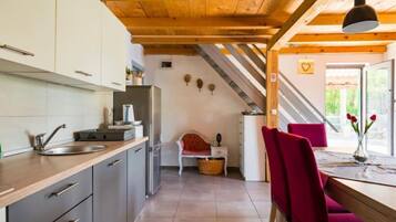 Fridge, dishwasher, coffee/tea maker, toaster