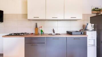 Kjøleskap, oppvaskmaskin, kaffetrakter/tekoker og brødrister