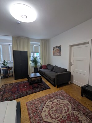 Living area - Peaceful 2-bedroom apartment in charming Innsbruck city center (Innsbruck)