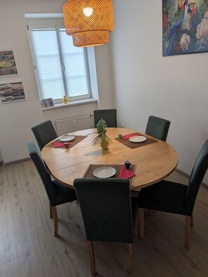 Dining - Peaceful 2-bedroom apartment in charming Innsbruck city center (Innsbruck)