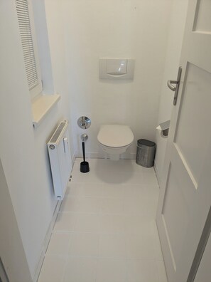 Secadora de cabello, toallas, jabón, shampoo 