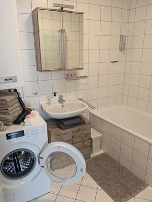 Secador de pelo, toallas, papel higiénico